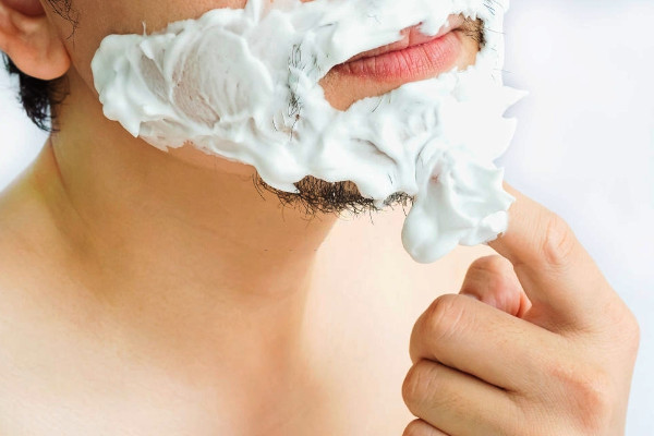 Cómo se tiene que aplicar la espuma de afeitar